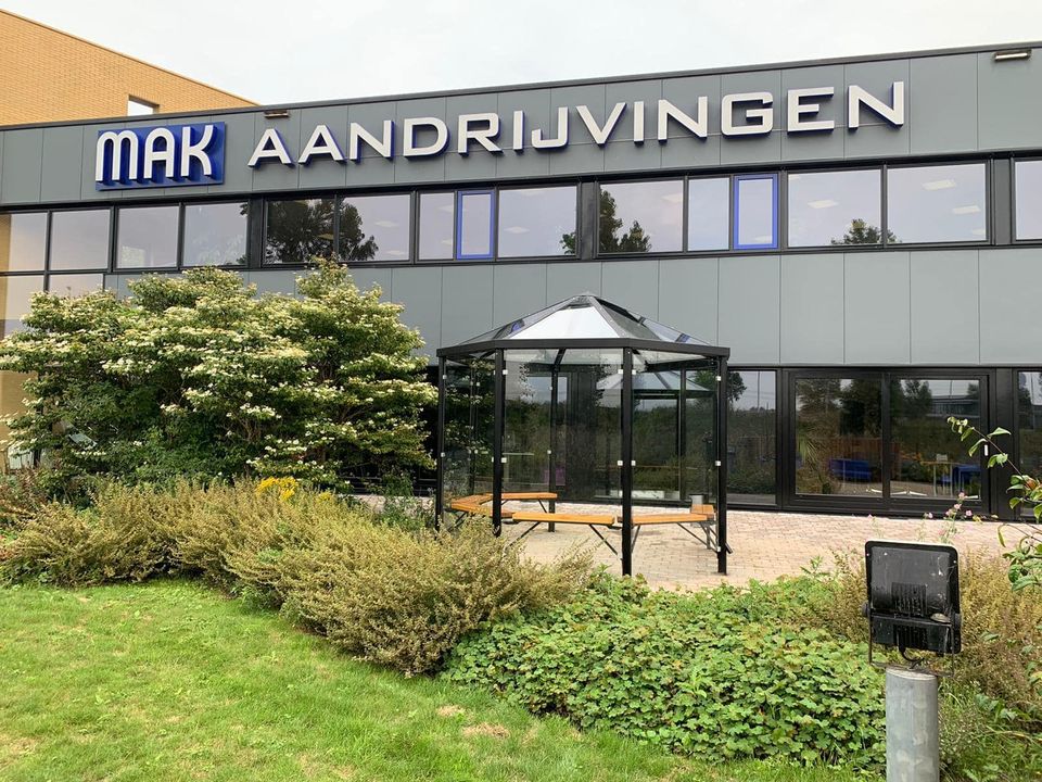Rookoverkapping aanschaffen? 8 Moderne rookoverkapping met glazen wanden en dak en zitbanken geleverd en gemonteerd bij MAK aandrijvingen